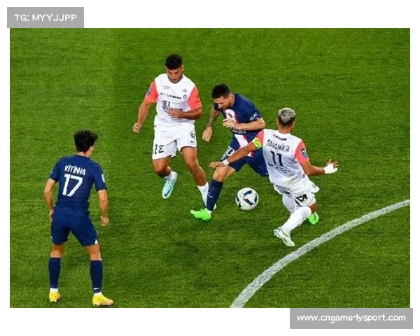 伊藤纯也遭蹬踏,布雷斯特红牌改变局势 伊藤纯也遭蹬踏,布雷斯特红牌改变局势